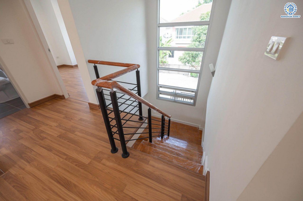 บ้านมือสองตกแต่งใหม่ โครงการ ไลฟ์บางกอกบูเลอวาร์ด ปิ่นเกล้า-เพชรเกษม เนื้อที่กว้างกว่า 52.5 ตร.ว ฟังก์ชัน 3 ห้องนอน 3 ห้องน้ำ 2 ที่จอดรถ บนทำเลติดถนนพุทธมณฑลสาย4 ตอบโจทย์กับทุกครอบครัว ใกล้แหล่งช้อปปิ้ง "เซ็นทรัล ศาลายา" รถไฟฟ้าสายสีน้ำเงิน "สถานีหลักสอง" และจุดขึ้นทางด่วน "ศรีรัช"...